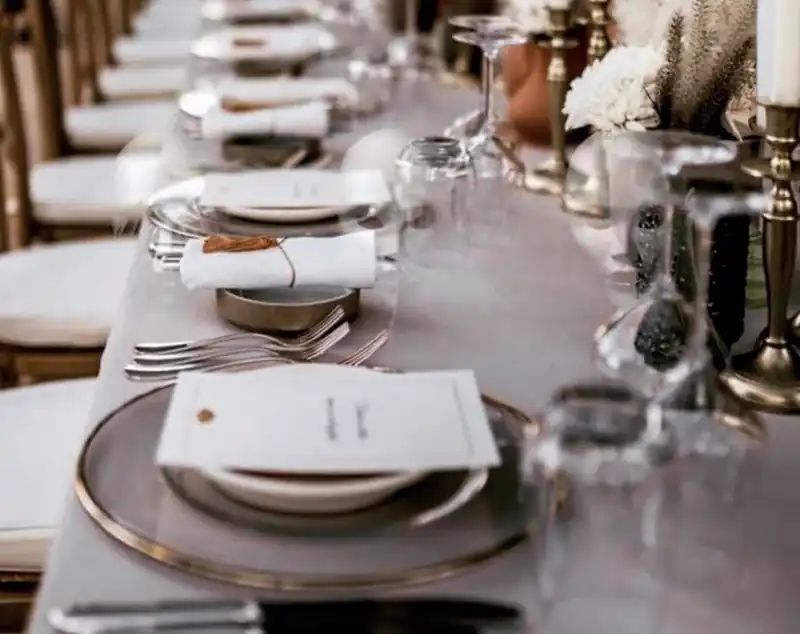 Assiette transparente avec liseré doré