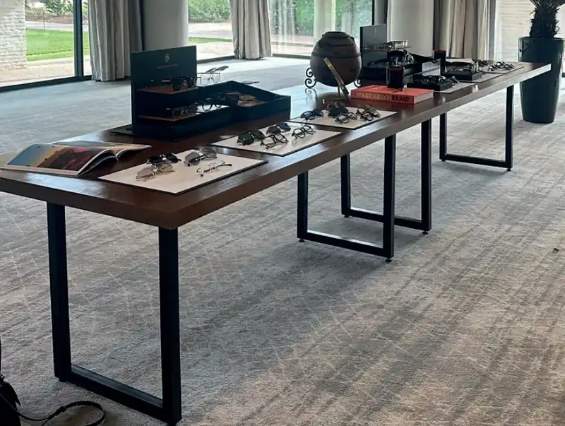Table de présentation en bois massif — photo